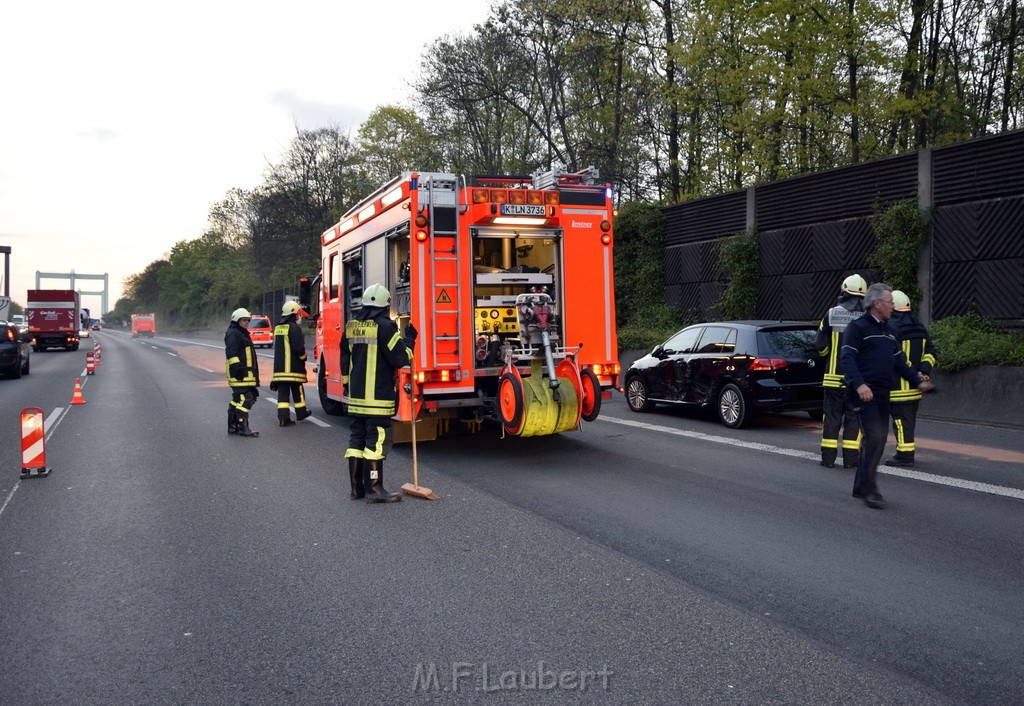 A 4 Rich Olpe vor Rodenkirchener Bruecke Heizoel LKW verliert Heizoel P08.JPG - Miklos Laubert